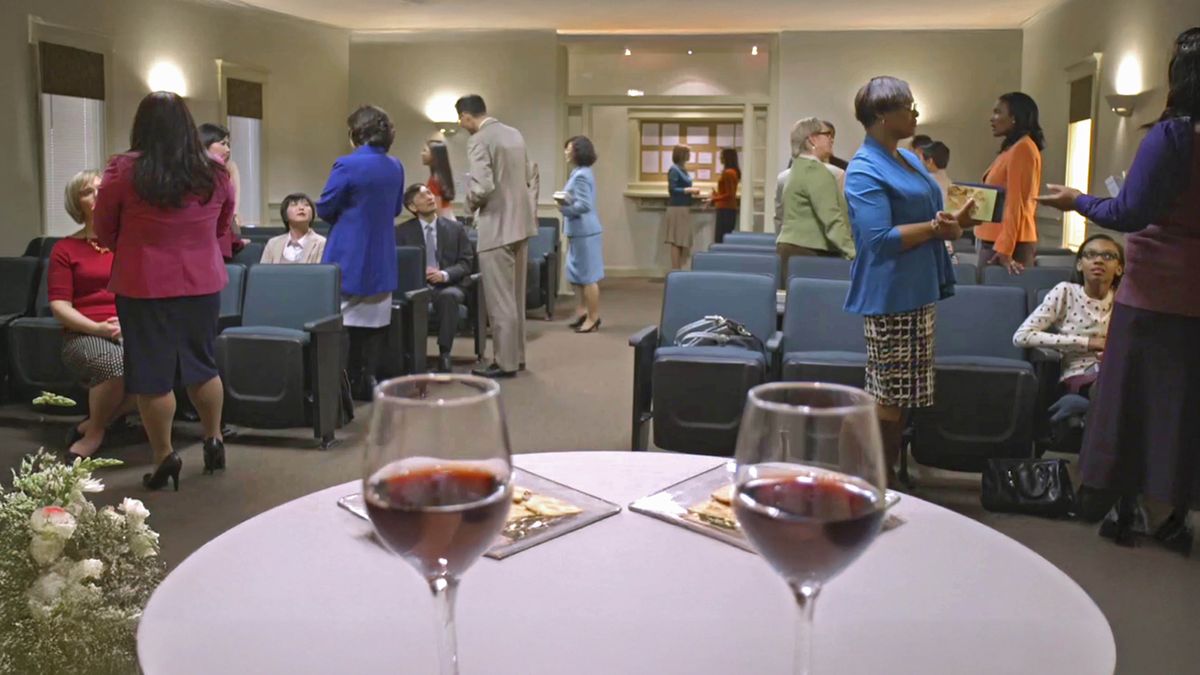 A scene from the video: “Jesus ‘Came to Seek and to Save What Was Lost.’” Brothers and sisters at a Kingdom Hall on the night of the Memorial, warmly conversing with one another.